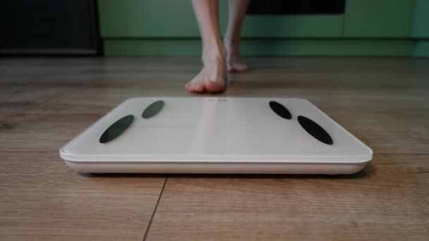 Waagen Zur Gewichtsreduzierung Messen Gewicht Fitness Diät Abnehmen Frauenfüße Stehen — Stockvideo