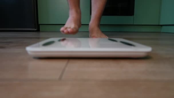 Вес Весов Похудения Измерение Веса Фитнес Диета Похудения Человека Стоя — стоковое видео