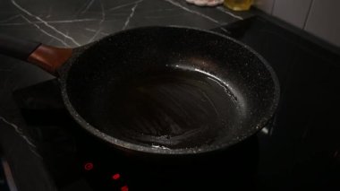 Yağlı sıcak tavaya çırpılmış yumurta dökmek. Kahvaltı hazırlıyorum. Kapat.