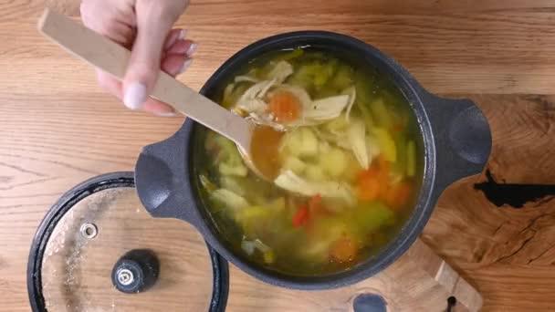 Revolviendo Una Olla Sopa Con Verduras Carne Chiken Vista Superior — Vídeo de stock