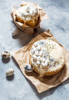 Paskalya yumurtası ve pasta gri beton masada. Bahar tatili için mutlu paskalya arkaplanı.