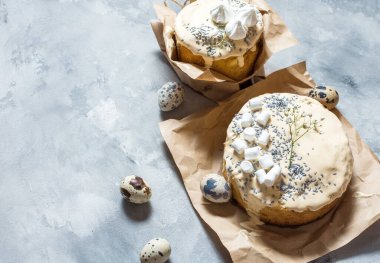 Paskalya yumurtası ve pasta gri beton masada. Bahar tatili için mutlu paskalya arkaplanı. Metin için yerin bir kopyasını içeren kart.