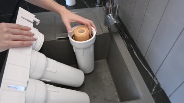 在厨房里安装滤水筒的妇女 安装净水系统 — 图库视频影像
