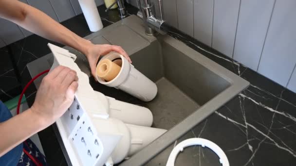 キッチンに水フィルターカートリッジを設置する女性 浄水システムの設置について — ストック動画