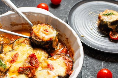 İtalyan yemeği ev yapımı patlıcan parmigiana di melanzane, mozzarella ve domatesli