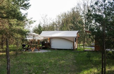 Ormanda piknik alanı ve barbekü ızgarası olan rahat bir çadır.