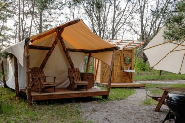 Ormanda piknik alanı ve barbekü ızgarası olan rahat bir çadır.