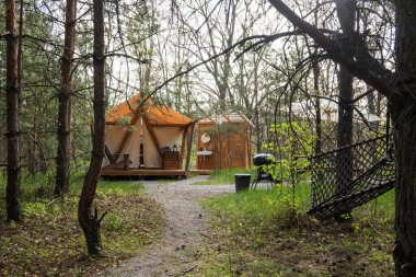 Ormanda piknik alanı ve barbekü ızgarası olan rahat bir çadır.