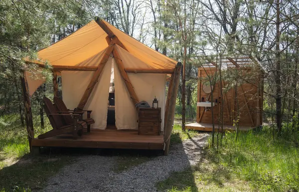 Ormanda piknik alanı ve barbekü ızgarası olan rahat bir çadır.