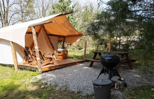Ormanda piknik alanı ve barbekü ızgarası olan rahat bir çadır.