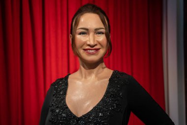 İstanbul, Türkiye - 10 Şubat 2023: Madam Tussauds İstanbul 'da Demet Akbag' in Balmumu heykeli.