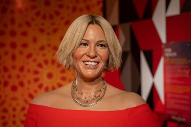 İstanbul, Türkiye - 10 Şubat 2023: Madam Tussauds İstanbul 'da Balmumu Arman heykeli. Ayşe Arman Türk gazeteci ve Alman asıllı köşe yazarı. Röportajlarıyla tanınır..