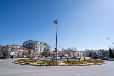 Cankiri şehir merkezindeki yol ve kavşak. Cankiri, Türkiye - 21 Mart 2023.