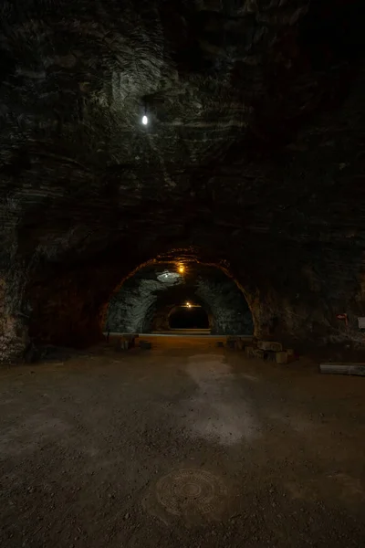 カンキリ塩の洞窟のトンネルと照明 — ストック写真