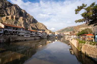 Amasya şehri ve Yeilirmak manzarası. Amasya, Türkiye - 23 Mart 2023.