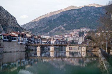 Amasya şehri ve Yeilirmak manzarası. Amasya, Türkiye - 23 Mart 2023.