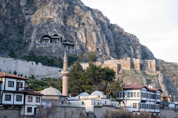 Amasya 'daki Pontos krallarının kral taş mezarlarına bakın..