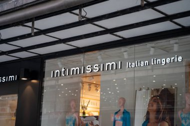 Intimissimi imzası ve logosu. Intimissimi, kadınlar ve erkekler için sütyen, külot, iç çamaşırı, yelek ve pijama üzerine uzmanlaşmış bir İtalyan giyim markasıdır. Belgrad, Sırbistan - 31 Mart 2023.