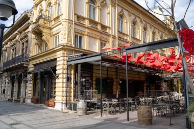 Manufaktura otantik Balkan yemeği ve içecekleri. Belgrad, Sırbistan - 31 Mart 2023.