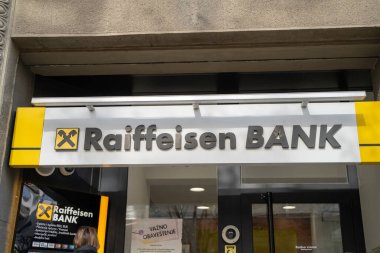 Raiffeisen Bankası, Knez Mihailova Caddesi 'ndeki tabela ve logo. Raiffeisen banka, Avusturya merkezli Raiffeisen Bankgruppe 'nin Sırbistan' daki yan kuruluşu. Belgrad, Sırbistan - 31 Mart 2023.