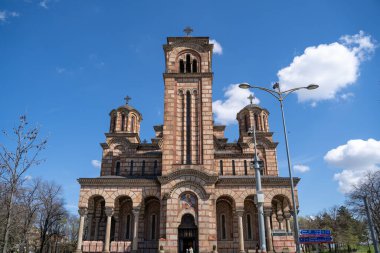 St. Mark Kilisesi ya da St. Mark Kilisesi Tamajdan parkında bulunan bir Sırp Ortodoks kilisesidir. Belgrad, Sırbistan - 31 Mart 2023