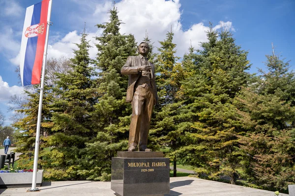 Pomnik Milorada Pavica Parku Tamajdan Milorad Pavic Był Serbskim Powieściopisarzem — Zdjęcie stockowe