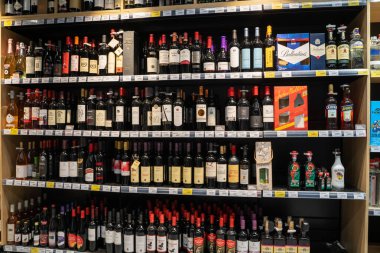 Süpermarket rafında bir sürü alkol şişesi var. Belgrad, Sırbistan - 31 Mart 2023.