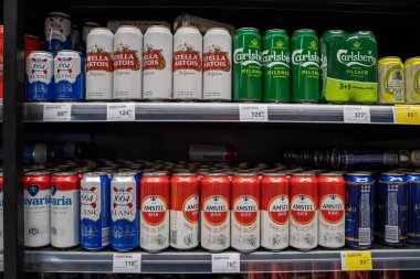 Süpermarket rafında bira kutuları. Belgrad, Sırbistan - 31 Mart 2023.