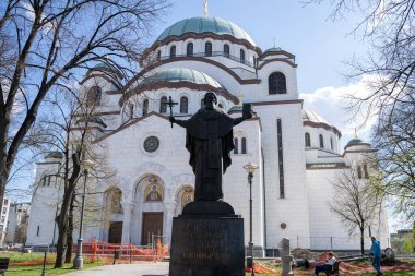 Kilisenin önündeki Aziz Sava anıtı. Belgrad, Sırbistan - 31 Mart 2023.