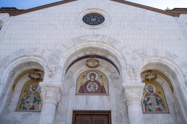 Saint Sava Kilisesi 'nin girişindeki freskler. Belgrad, Sırbistan - 31 Mart 2023.