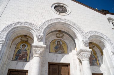 Saint Sava Kilisesi 'nin girişindeki freskler. Belgrad, Sırbistan - 31 Mart 2023.