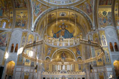 Saint Sava Kilisesi 'nin içindeki freskler ve dekorasyonlar. Belgrad, Sırbistan - 31 Mart 2023.