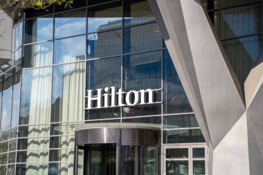 Hilton Otel tabelası ve logosu. Hilton Hotels, Amerikan çok uluslu konukseverlik şirketi Hilton 'un küresel çapta hizmet veren otelleridir. Belgrad, Sırbistan - 31 Mart 2023.