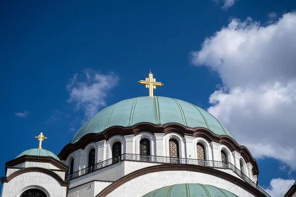 Aziz Sava Kilisesi 'nin kubbesindeki haç. Belgrad, Sırbistan - 31 Mart 2023.