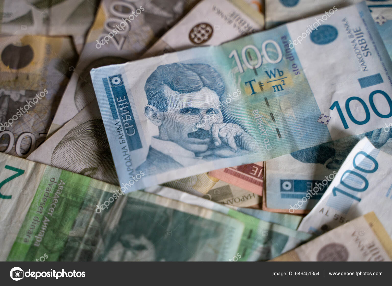 塞尔维亚货币100第纳尔——图库图片© egunes_ #649451354