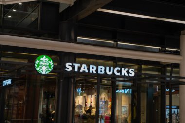 Starbucks imzası ve logosu. Belgrad, Sırbistan - 31 Mart 2023.