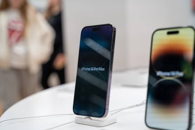 iPhone 14 Pro Max cep telefonu Apple mağazasında. Belgrad, Sırbistan - 1 Nisan 2023.