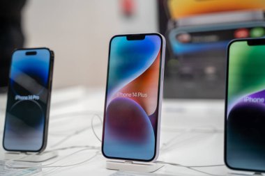 iPhone 14 Artı Apple mağazasında cep telefonu. Belgrad, Sırbistan - 1 Nisan 2023.