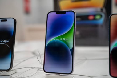 iPhone 14 Artı Apple mağazasında cep telefonu. Belgrad, Sırbistan - 1 Nisan 2023.