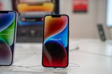 iPhone 14, Apple mağazasında. Belgrad, Sırbistan - 1 Nisan 2023.