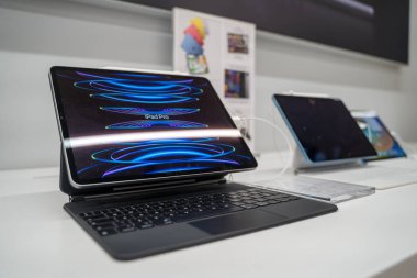 iPad Pro ve klavye Apple mağazasında. Belgrad, Sırbistan - 1 Nisan 2023.