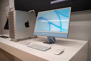 iMac bilgisayar çantası, monitör, klavye ve fare Apple mağazasında. Belgrad, Sırbistan - 1 Nisan 2023.