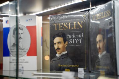 Teslin 'in Nikola Tesla hakkındaki kitabı, Branimir Jovanoviç' in Nikola Tesla Müzesi 'nde. Belgrad, Sırbistan - 1 Nisan 2023.