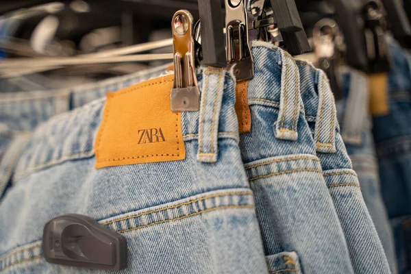 Calças Ganga Etiqueta Loja Zara Belgrado Sérvia Abril 2023 — Fotografia de Stock