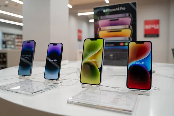 iPhone, Apple mağazasında 14 farklı telefon modeli. Belgrad, Sırbistan - 1 Nisan 2023.