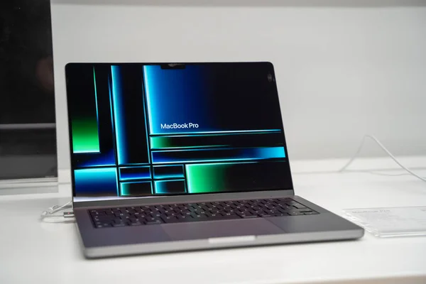 Apple mağazasında MacBook Pro dizüstü bilgisayarı. Belgrad, Sırbistan - 1 Nisan 2023.