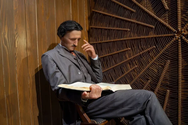 Nikola Tesla Müzesi 'ndeki balmumu heykel. Belgrad, Sırbistan - 1 Nisan 2023.