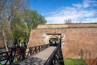 Kalemegdan 'daki Belgrad Kalesi' nin giriş kapısı, Karacorce Kapısı. Belgrad, Sırbistan - 2 Nisan 2023.