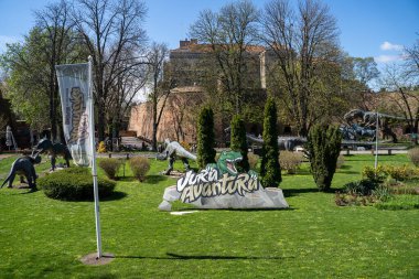 Kalemegdan 'daki Jura Avantura (Dino Parkı). Belgrad, Sırbistan - 2 Nisan 2023.