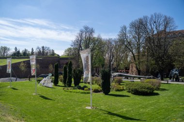 Kalemegdan 'daki Jura Avantura (Dino Parkı). Belgrad, Sırbistan - 2 Nisan 2023.